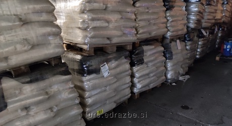 Prodajamo morsko sol za posipavanje cest- 864 vreč (vreča 25 kg), skupaj 21.600 kg, zloženo na 18-ih paletah.