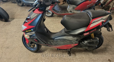 Vrsta prevoznega sredstva: motorno kolo Znamka: APRILIA SR 50 Datum prve registracije v SLO: 6. 5. 2002 Neto moč: 3 kW…