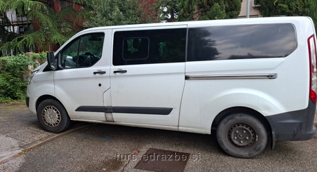 FORD TRANSIT CUSTOM/2,2 TDCi 114, prva registracija 2014. Tovorno vozilo s podaljšano kabino, 6 sedežev.