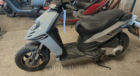 Vrsta prevoznega sredstva: motorno kolo Znamka: PIAGGIO TYPHOON 125 / Datum prve registracije: 28. 4. 2011 (ITA), v SLO…