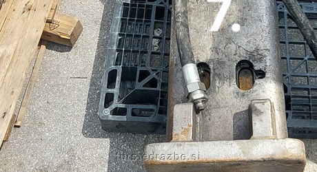 Prodajamo rabljeno hidravlično udarno kladivo MTB 135 DHKQ (69-1009)- V OKVARI, s pripadajočim delovnim orodjem