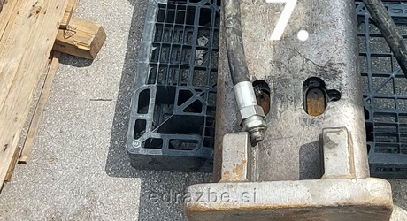 Prodajamo rabljeno hidravlično udarno kladivo MTB 135 DHKQ (69-1009)- V OKVARI, s pripadajočim delovnim orodjem